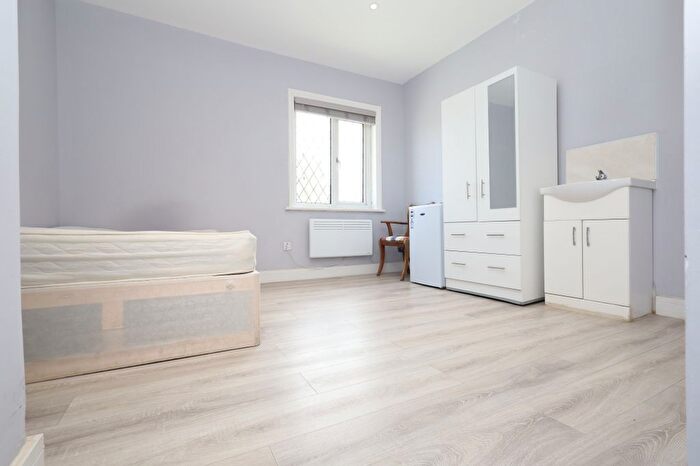 Studio To Rent In Larwood Close, Greenford, UB6