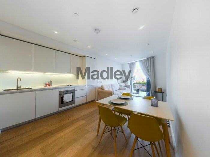 2 Bedroom Flat To Rent In Strata Building, London SE1