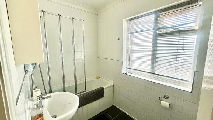 1 Bedroom Flat To Rent In Chessington Road, Epsom, KT19