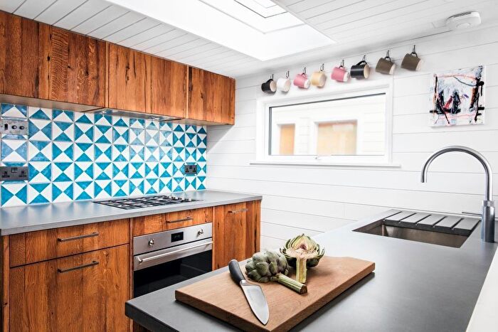 1 Bedroom House Boat To Rent In Cheyne Walk, Chelsea, SW10