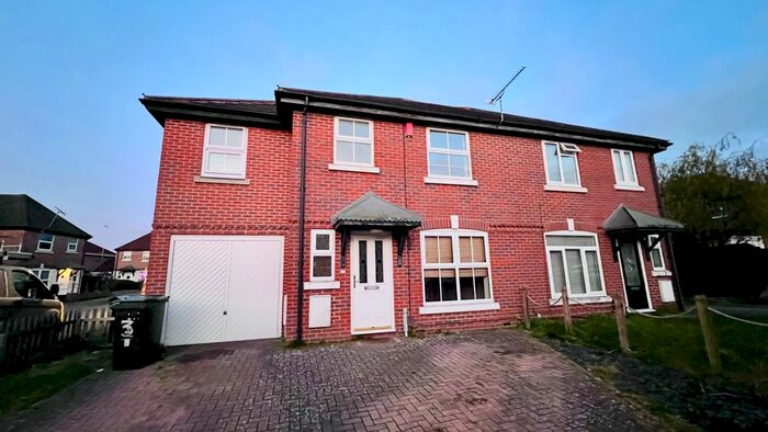 4 Bedroom Semi-Detached House To Rent In Pasture Close, Swindon, SN2