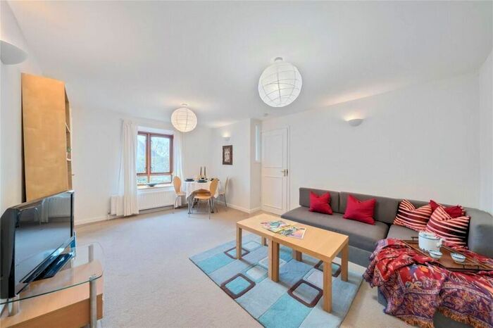 3 Bedroom Maisonette To Rent In The Causeway, London, N2