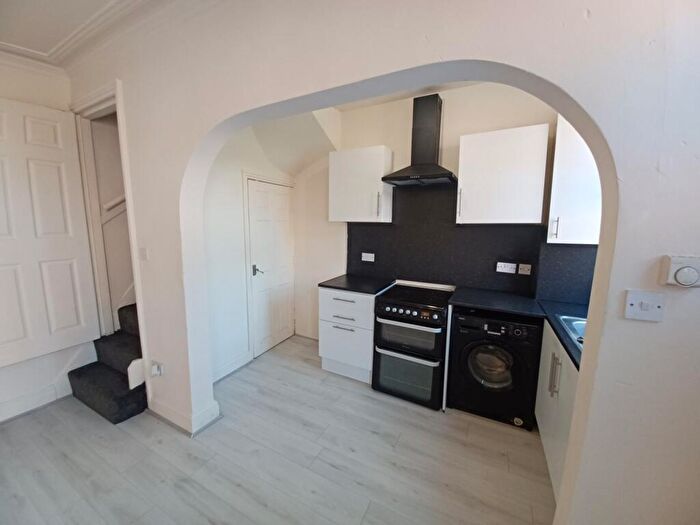 2 Bedroom End Of Terrace House To Rent In Glensdale Terrace, Leeds, West Yorkshire, LS9