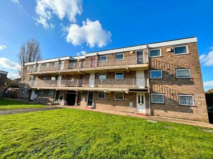 1 Bedroom Flat For Sale In Hamilton Drive, Romford, RM3