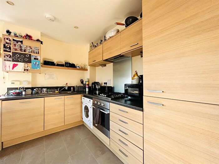 2 Bedroom Apartment For Sale In Whale Avenue, Reading, Berkshire, RG2