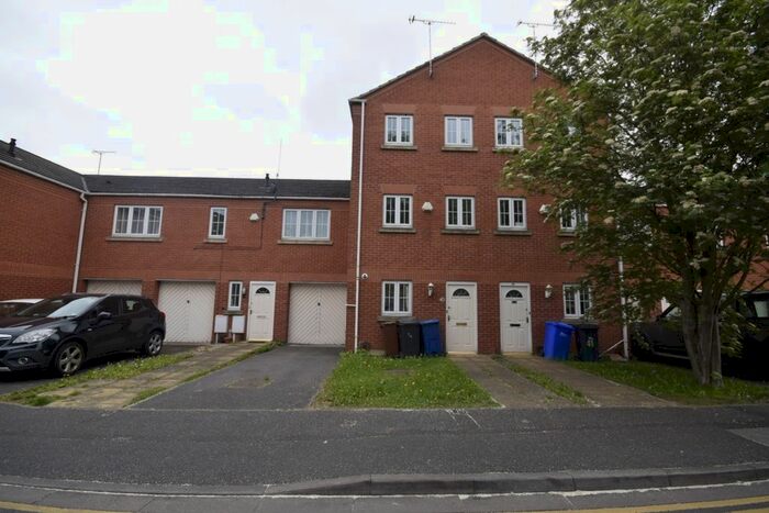 4 Bedroom Semi-Detached House To Rent In Grants Yard, Burton-On-Trent, Staffordshire, DE14