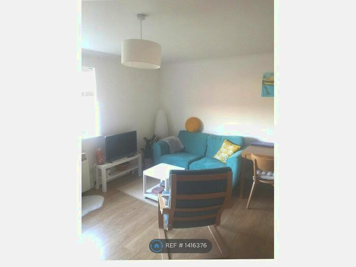 Studio To Rent In Ireton Close, London, N10