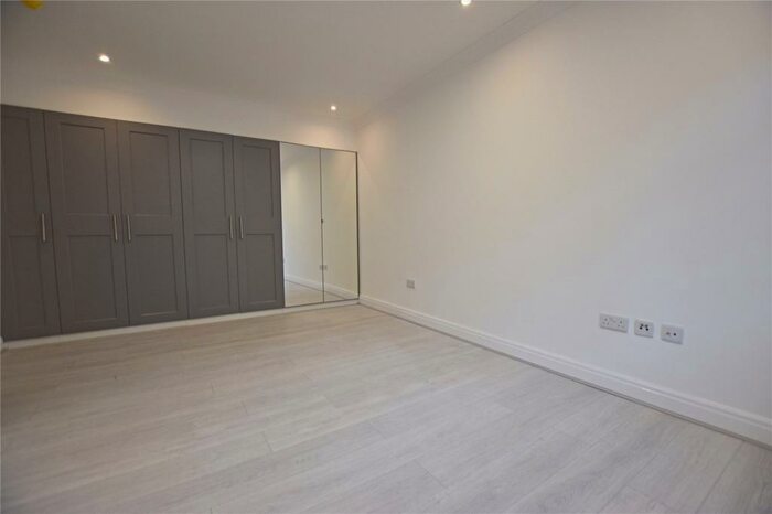 Apartment To Rent In Sundridge Place, Croydon, CR0