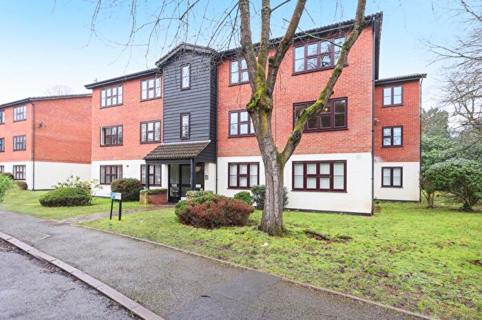 2 Bedroom Apartment For Sale In Queens Road, Weybridge, Surrey, KT13