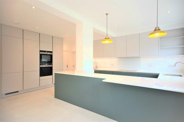 5 Bedroom House To Rent In Shirehall Gardens, Hendon, NW4