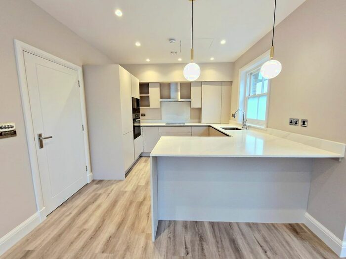 2 Bedroom Flat To Rent In Camlet Way, Barnet, EN4