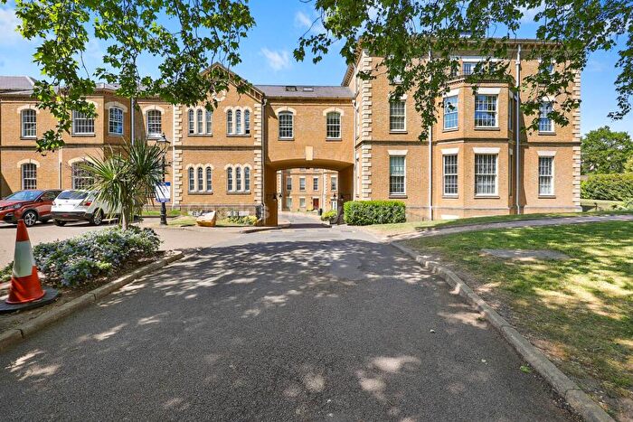 3 Bedroom Duplex To Rent In Royal Drive, Friern Barnet, N11