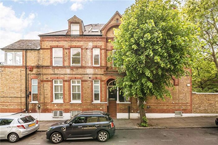 2 Bedroom Flat For Sale In Bolingbroke Grove, Between The Commons, SW11