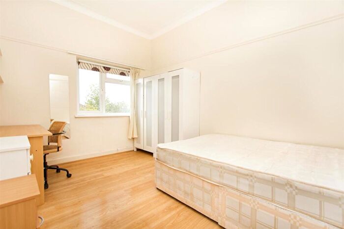 5 Bedroom Apartment To Rent In Parson Street, Hendon, London, NW4