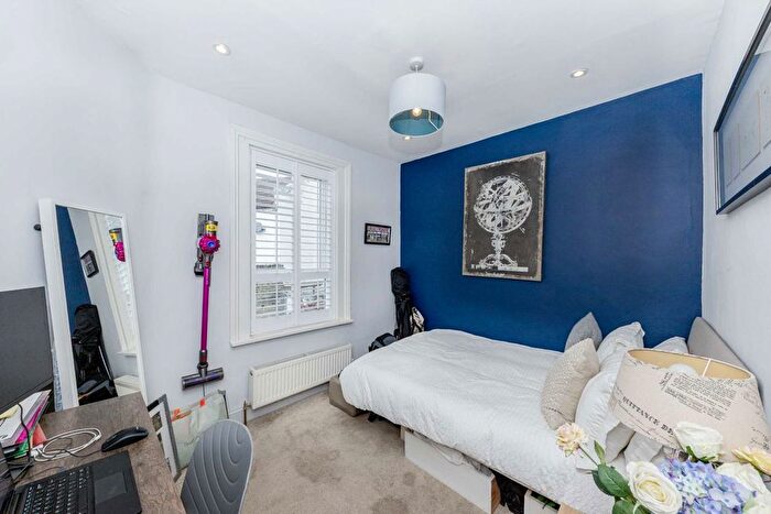 2 Bedroom Flat For Sale In Garratt Lane, London, SW18