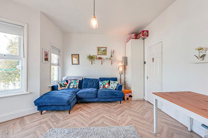 1 Bedroom Flat For Sale In Beach Avenue, Leigh-On-Sea, SS9