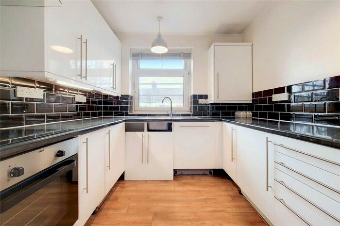 2 Bedroom Flat To Rent In Oakhill Road, Putney, London, SW15