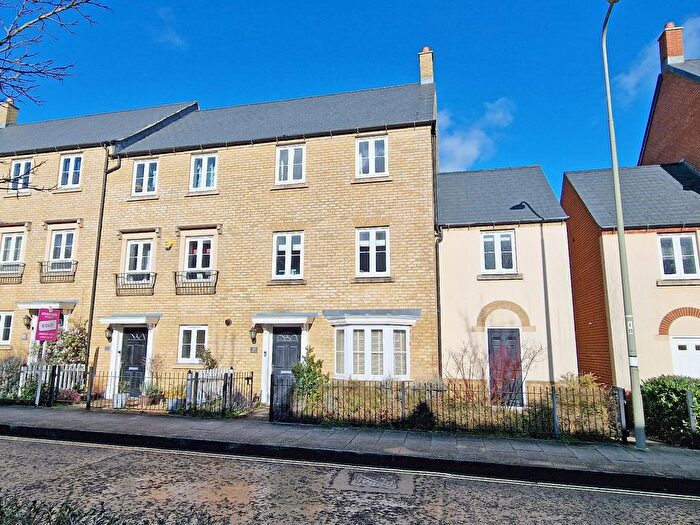 4 Bedroom End Of Terrace House For Sale In Whitelands Way, Bicester, OX26