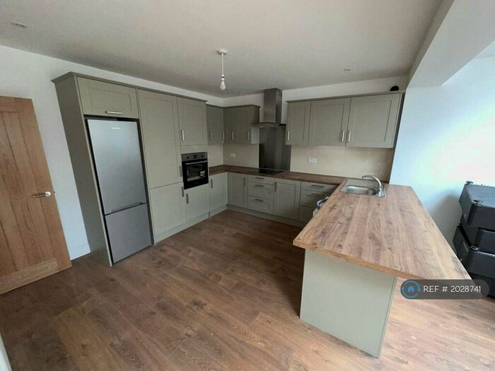 5 Bedroom Semi-Detached House To Rent In Downhills Way, London, N17