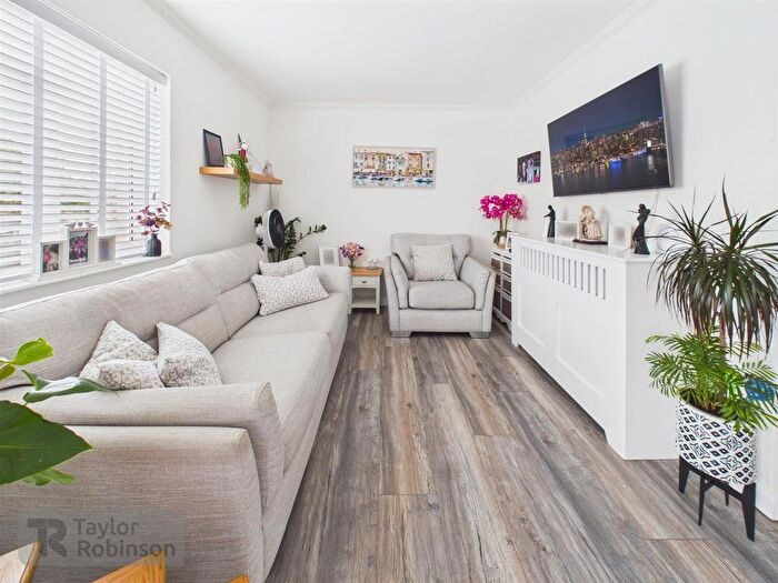 2 Bedroom Flat For Sale In West Green, Crawley, RH11