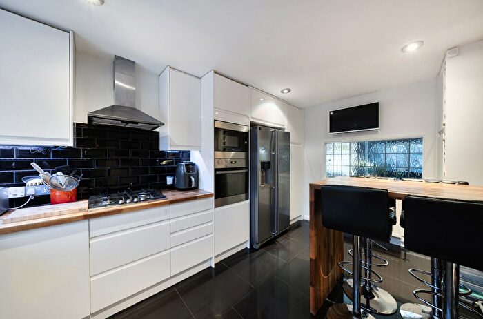 3 Bedroom Detached House For Sale In Woodville Road, Barnet, EN5