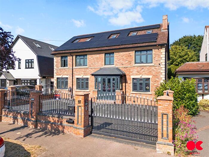 6 Bedroom Detached House For Sale In Ayloffs Walk, Emerson Park, RM11