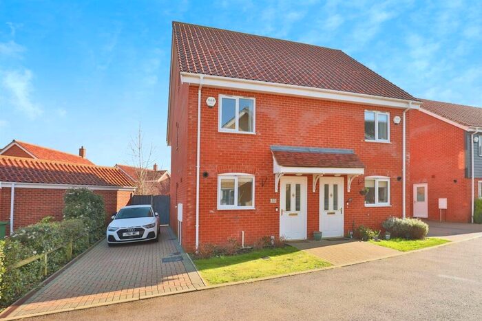 3 Bedroom Semi-Detached House For Sale In Picton Close, Poringland, Norwich, NR14