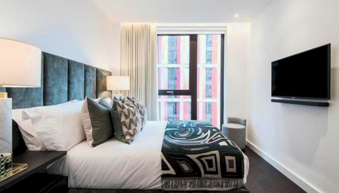 1 Bedroom Apartment To Rent In , Thornes House, Charles Clowes Walk, London, SW11