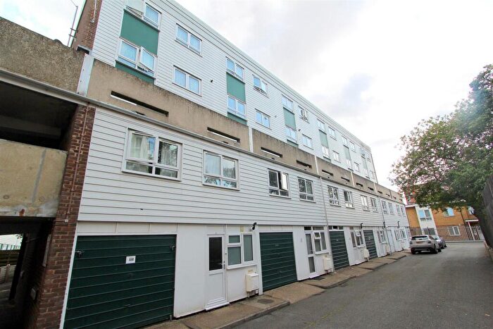 3 Bedroom Maisonette For Sale In Homedale House, Brunswick Road, Sutton, SM1