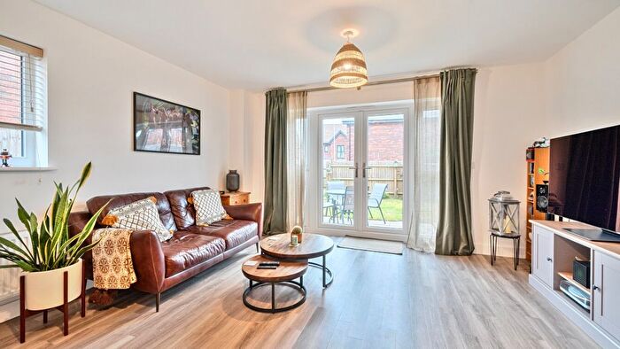 3 Bedroom Semi Detached House For Sale In Valentine Green, Warwick, CV34