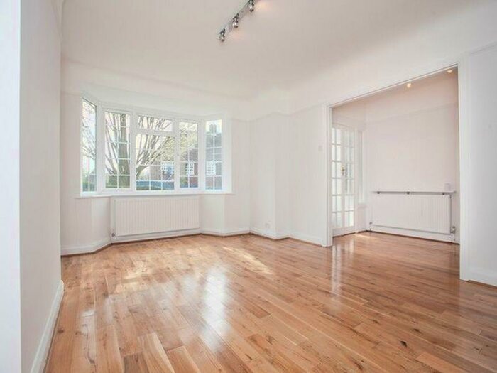 2 Bedroom Flat To Rent In Brim Hill, Hampstead Garden Suburb, N2