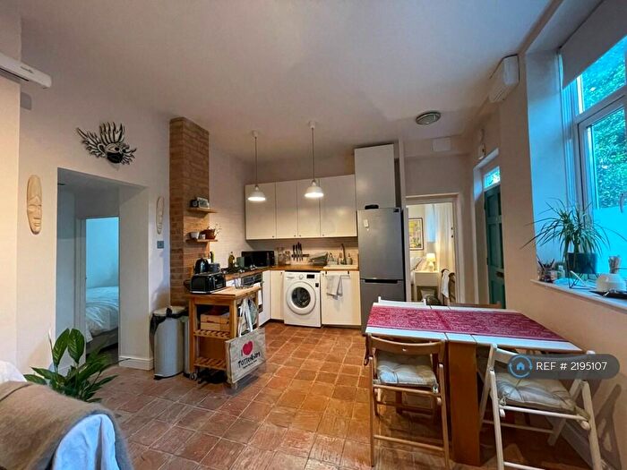 2 Bedroom Flat To Rent In West Green Road, London, N15