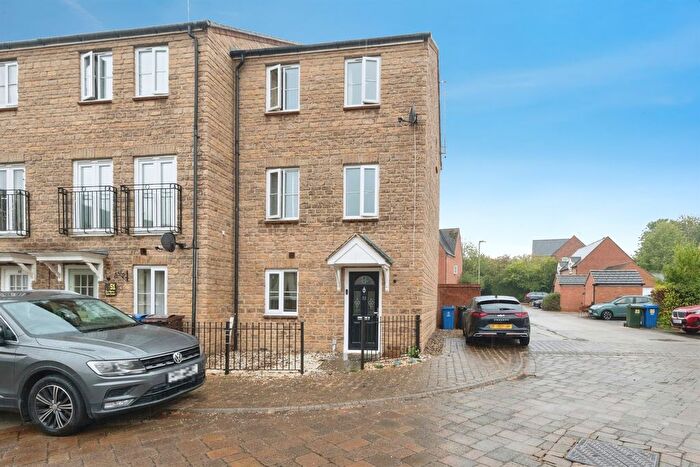 3 Bedroom End Of Terrace House For Sale In Sir Henry Jake Close, Banbury, OX16