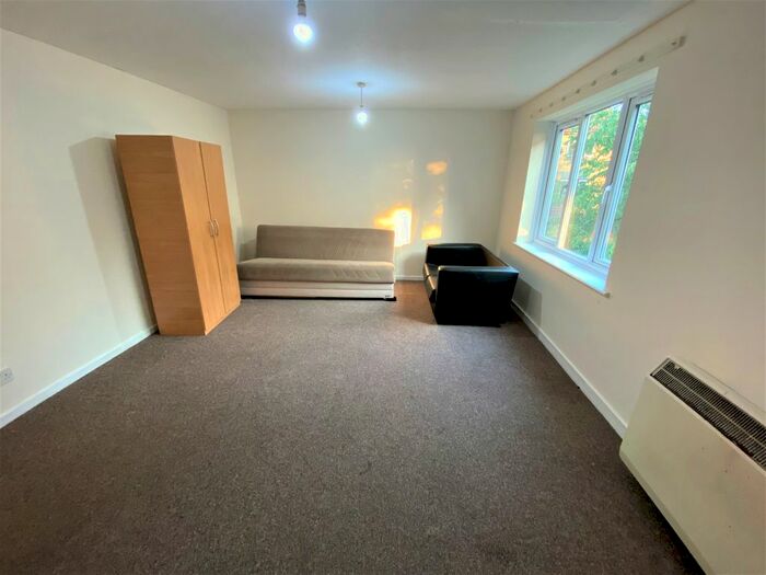 Studio To Rent In Swaythling Close, Edmonton N18