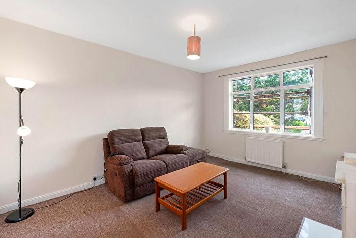 2 Bedroom Flat To Rent In Parkhead View, Edinburgh, EH11
