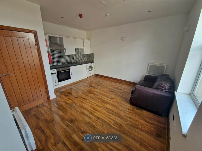 1 Bedroom Flat To Rent In Windsor Road, Newton Heath, M40