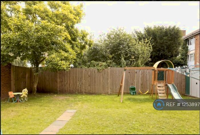 2 Bedroom Flat To Rent In Courtlands Avenue, London, SE12