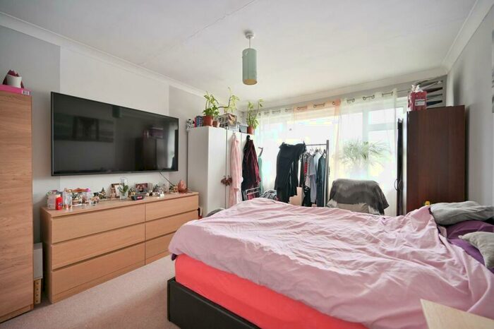 2 Bedroom Flat To Rent In Windsor Avenue, New Malden, KT3