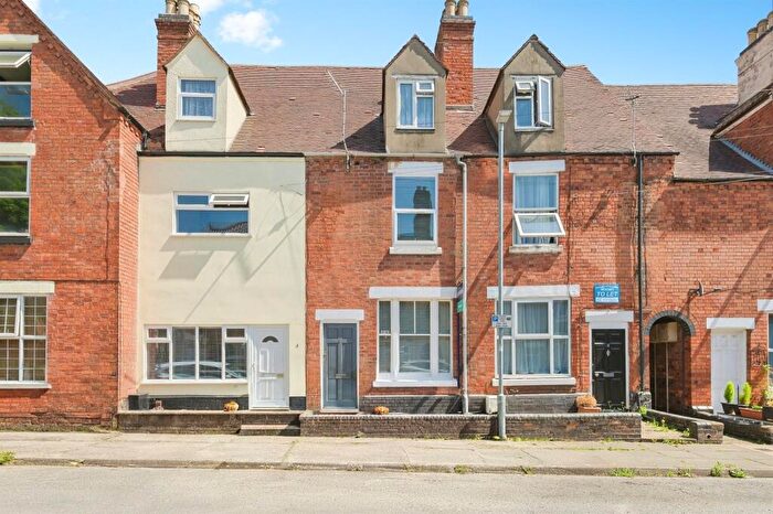 4 Bedroom Semi-Detached House For Sale In Heath Street, Tamworth, B79