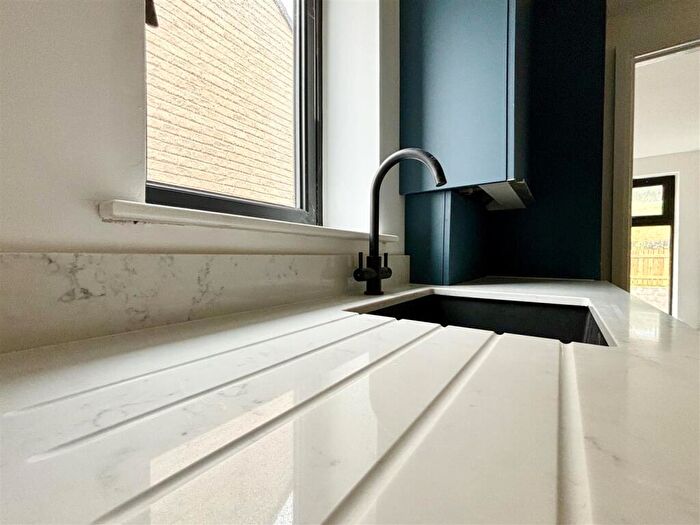 3 Bedroom Town House For Sale In Kinder Close, Thornton, Bradford, BD13