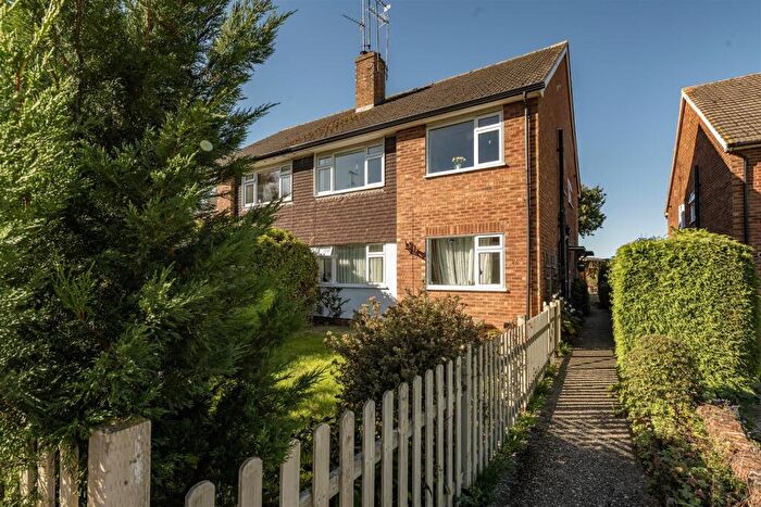 2 Bedroom Maisonette For Sale In Riverford Close, Harpenden, AL5