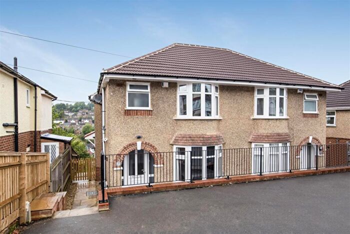 4 Bedroom Semi Detached House To Rent In Colborne Road, High Wycombe, HP13