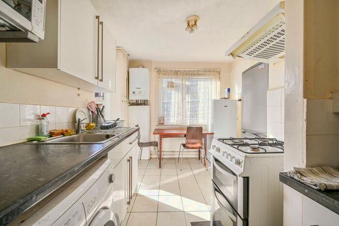 3 Bedroom Flat To Rent In Aytoun Rd, Brixton, London, SW9