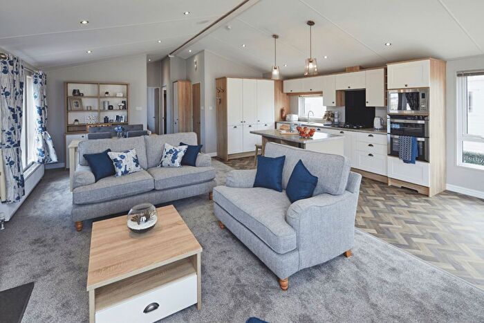 2 Bedroom Mobile/park Home For Sale In Oakdene Forest Park, Ringwood, BH24