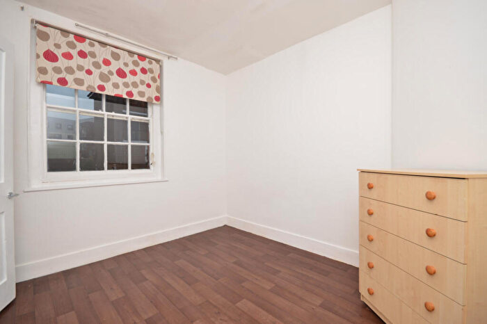 2 Bedroom Flat To Rent In Cressey House, Whitechapel, E1