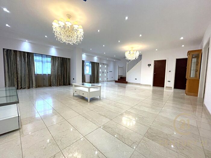 5 Bedroom Semi-detached House For Sale In Thurleston Avenue, Morden, SM4