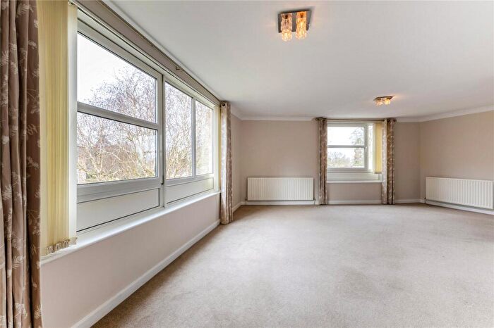 2 Bedroom Flat To Rent In Heathside, Weybridge, Surrey, KT13