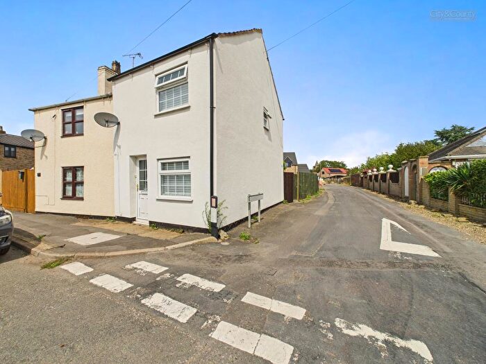 2 Bedroom Cottage For Sale In Broadway, Crowland, Peterborough, PE6