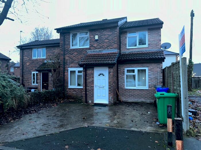 5 Bedroom Semi-Detached House To Rent In Eastpark Close, Manchester, M13