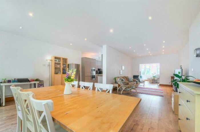 5 Bedroom Semi-Detached House To Rent In Temple Gardens, Temple Fortune, NW11